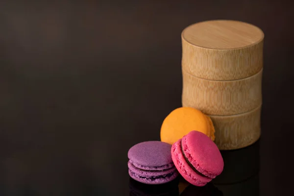 Alguns Deliciosos Macaroons Uma Famosa Sobremesa Francesa Com Recipiente Bambu — Fotografia de Stock