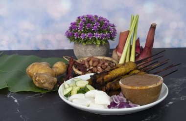 Satay, bambu çubuğunda şiş et pişirir sonra da fıstık sosuyla birlikte kömür ateşinde kızartılır. Satay, Güneydoğu Asya 'da ünlü bir sokak yiyeceğidir. Seçici odak