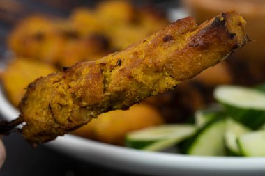 Satay, bambu çubuğunda şiş et pişirir sonra da fıstık sosuyla birlikte kömür ateşinde kızartılır. Satay, Güneydoğu Asya 'da ünlü bir sokak yiyeceğidir. Seçici odak