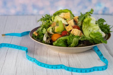 Bahçe salatası ve mezura. Seçici odak noktaları. Bulanık arkaplan