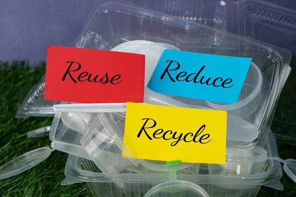 Miljökoncept Plastbehållare Och Skedar Med Färgade Noter Selektiva Fokuspunkter Suddig — Stockfoto