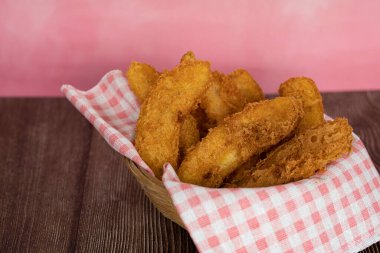 Bir sepet dolusu taze pişmiş muz. Seçici odak noktaları. Bulanık arkaplan.