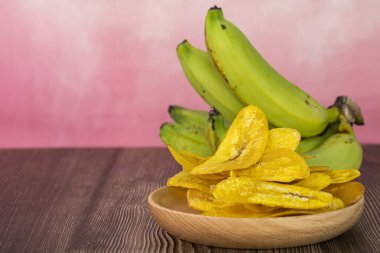 Muz cipsi ya da yerel olarak kerepek sidiği olarak da bilinir. Seçici odak noktaları. Bulanık arkaplan