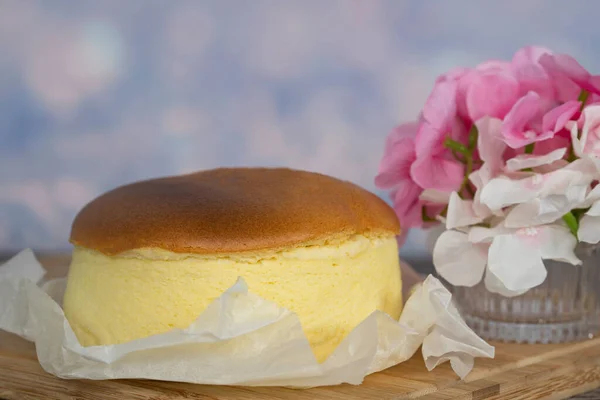ふわふわした日本のチーズケーキは 綿のようにジューシーで柔らかいです 選択的フォーカスポイント — ストック写真