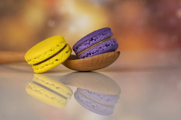 Heerlijke Macarons Een Beroemd Veelkleurig Frans Dessert Met Een Houten — Stockfoto