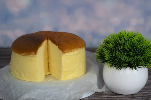 ふわふわした日本のチーズケーキは 綿のようにジューシーで柔らかいです 選択的フォーカスポイント — ストック写真