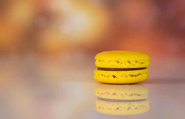 Single Gele Heerlijke Macarons Een Beroemd Veelkleurig Frans Dessert Wazige — Stockfoto