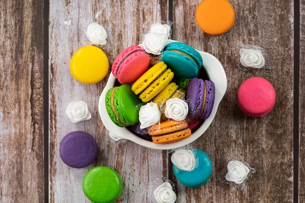 Deliciosos Macaroons Uma Famosa Sobremesa Francesa Multicolorida Uma Tigela Espalhada — Fotografia de Stock