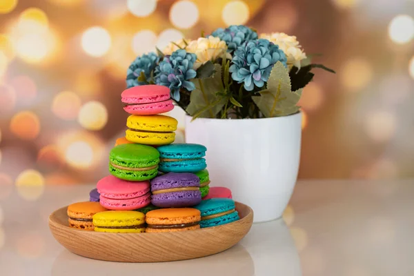 Deliciosos Macaroons Uma Famosa Sobremesa Francesa Multicolorida Empilhada Uma Placa — Fotografia de Stock