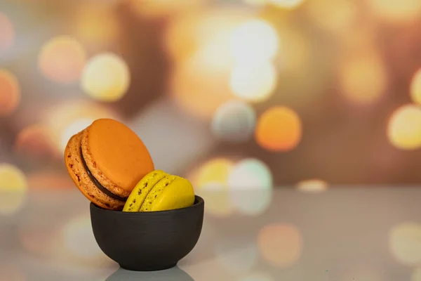 Deliciosos Macaroons Uma Famosa Sobremesa Francesa Multicolorida Uma Pequena Xícara — Fotografia de Stock