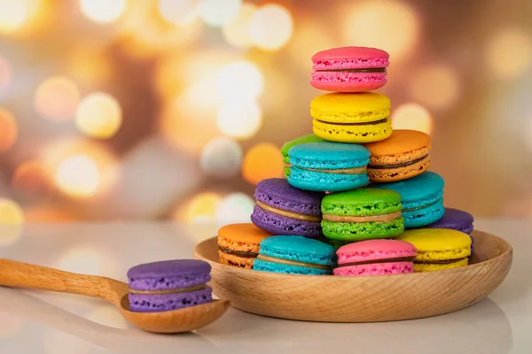 Deliciosos Macaroons Uma Famosa Sobremesa Francesa Multicolorida Empilhada Uma Placa — Fotografia de Stock