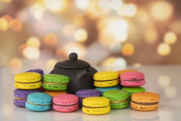 Deliciosos Macaroons Uma Famosa Sobremesa Francesa Multicolorida Empilhada Frente Bule — Fotografia de Stock