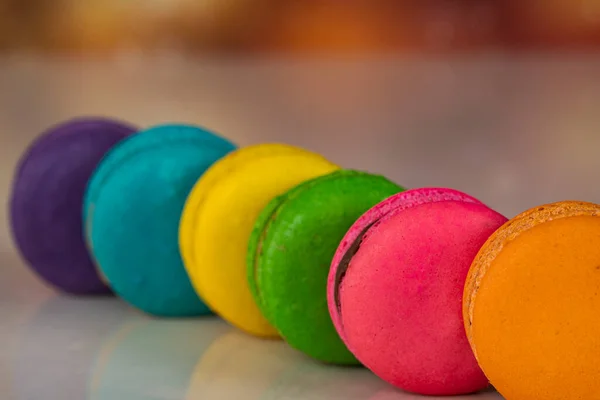 Deliciosos Macaroons Uma Famosa Sobremesa Francesa Multicolorida Uma Fileira Foco — Fotografia de Stock