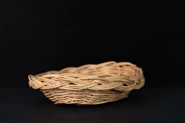 Siyah arka planda güzel bir rattan sepeti..