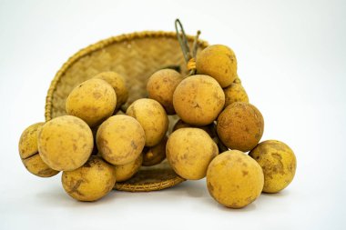 Buah tampoi ya da Baccaurea makrocarpa adında yerel bir meyve. Güneydoğu Asya 'ya özgü. Seçici odak noktaları. Bulanık arkaplan