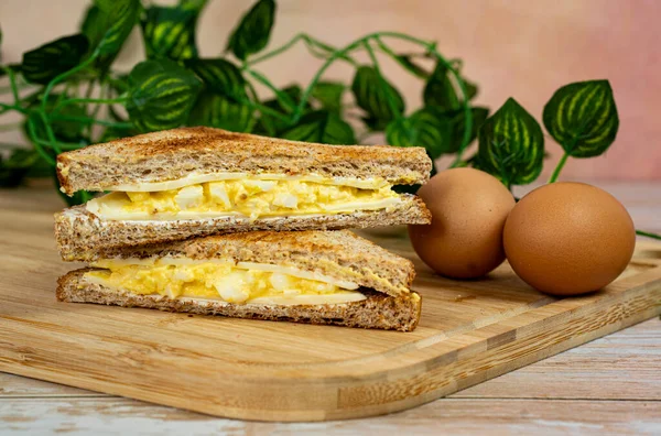 Einfaches Eiersandwich Für Ein Gesundes Frühstück Unklarer Hintergrund — Stockfoto