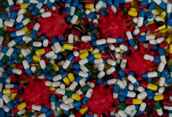 바이러스와 싸우기 항염증제를 소개하는 바이러스의 모델은 알약으로 둘러싸여 포커스 포인트 — 스톡 사진