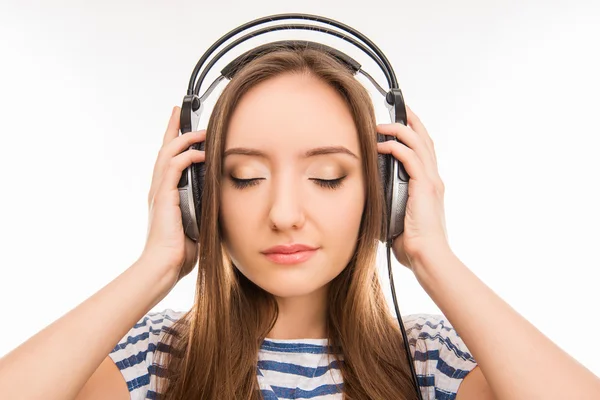 Bela menina bonita ouvir música pacífica em fones de ouvido — Fotografia de Stock