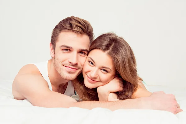 Κοντινό πλάνο με πορτρέτο του ευτυχισμένο χαριτωμένο ζευγάρι στην αγάπη στο κρεβάτι — Φωτογραφία Αρχείου