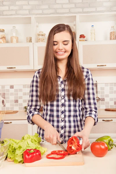 Mooi meisje voorbereiding van vegetarische salade in de keuken — Stockfoto