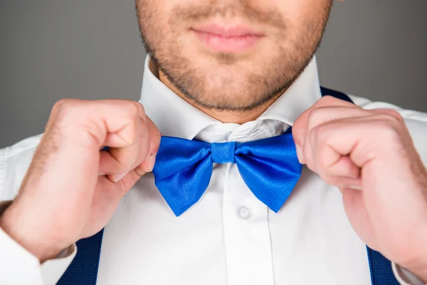 Close up photo of man correcting his bow tie — Stock Photo, Image