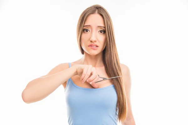 Mooie vrouw haar gespleten haarpunten snijden op witte achtergrond — Stockfoto