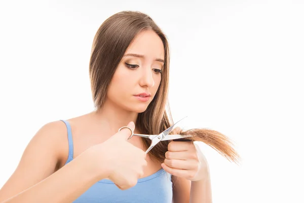 Foto de perto da mulher cortando o cabelo. Problema das pontas duplas — Fotografia de Stock