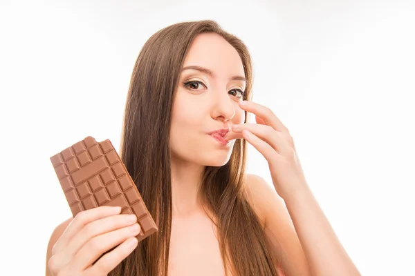 Sexy fată drăguță lins degetul ei cu ciocolată cu lapte — Fotografie, imagine de stoc
