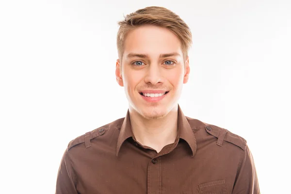 Porträt eines jungen attraktiven lächelnden Mannes im braunen Hemd — Stockfoto