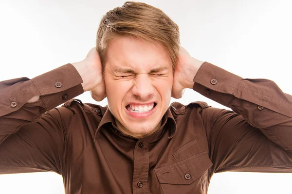 Close up retrato de infeliz, irritado homem fechar orelhas com han — Fotografia de Stock