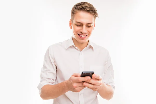 Jovem empresário alegre digitando sms em seu smartphone — Fotografia de Stock