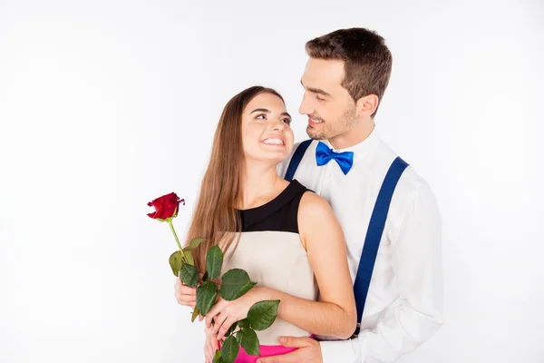 Alegre bonito casal no amor abraçando e sorrindo — Fotografia de Stock