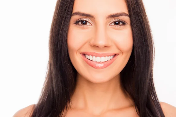 Close-up van portret van gelukkig vrolijke jonge brunette — Stockfoto