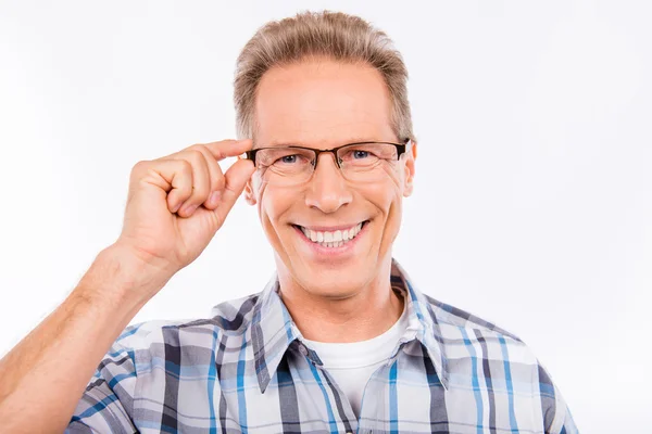 Confiado feliz anciano sosteniendo gafas —  Fotos de Stock