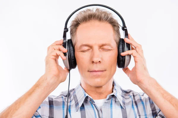 Alter ruhiger Hipster mit Kopfhörern, der Musik hört — Stockfoto