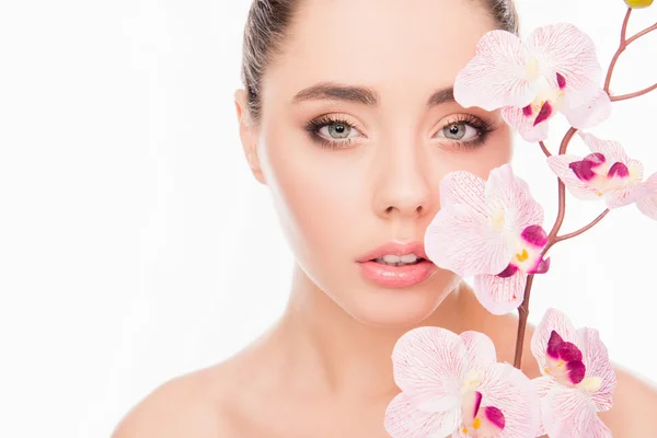 Porträt einer sinnlichen jungen Frau mit Orchidee auf weißem Hintergrund — Stockfoto