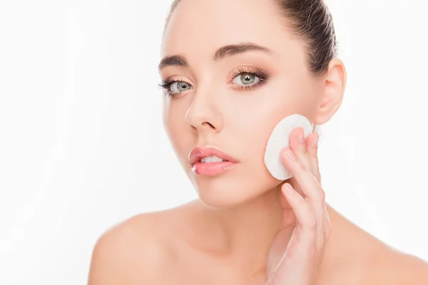 Chica bastante sensible lavar el maquillaje con almohadilla de algodón —  Fotos de Stock