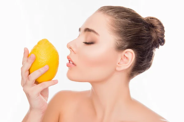 Primer plano retrato de mujer oliendo limón con los ojos cerrados — Foto de Stock