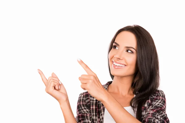 Chica bonita alegre señalando lejos, cerca de la foto — Foto de Stock