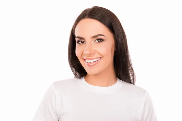 Retrato de cerca de la bonita chica dentada en camiseta blanca — Foto de Stock