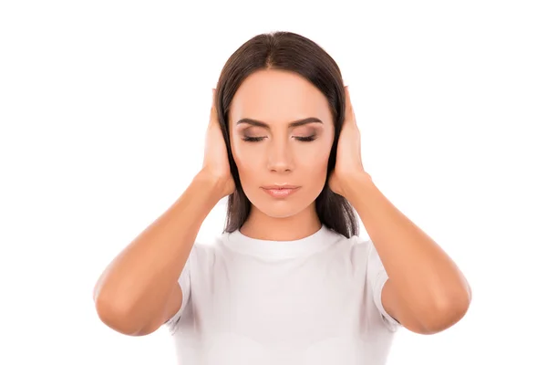 Ήρεμη νεαρή γυναίκα που καλύπτει τα αυτιά της και προσπαθεί να επικεντρωθεί — Φωτογραφία Αρχείου
