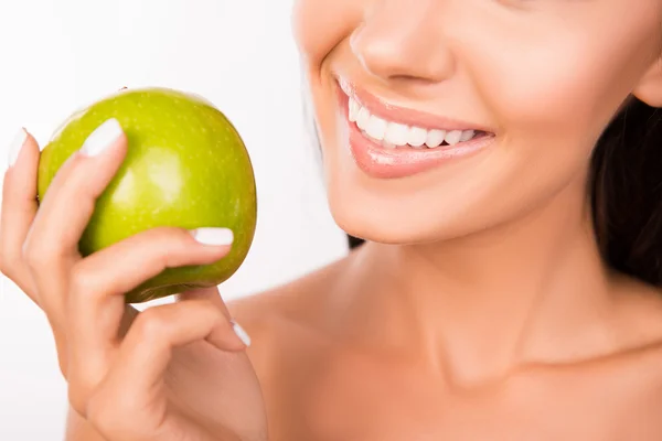 Primer plano retrato de mujer con dientes sanos sosteniendo una manzana — Foto de Stock