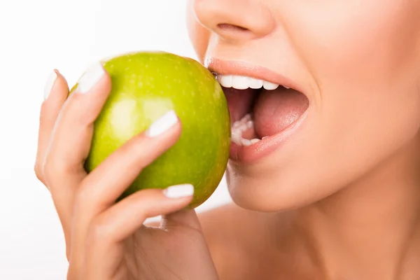 Foto de cerca de una hermosa chica sana mordiendo una manzana — Foto de Stock