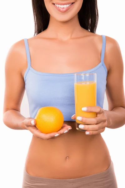 Alegre sexy mujer con naranja y vaso de jugo de naranja — Foto de Stock