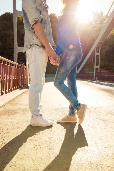 Веселая милая влюбленная пара на мосту, стоящая вместе — стоковое фото