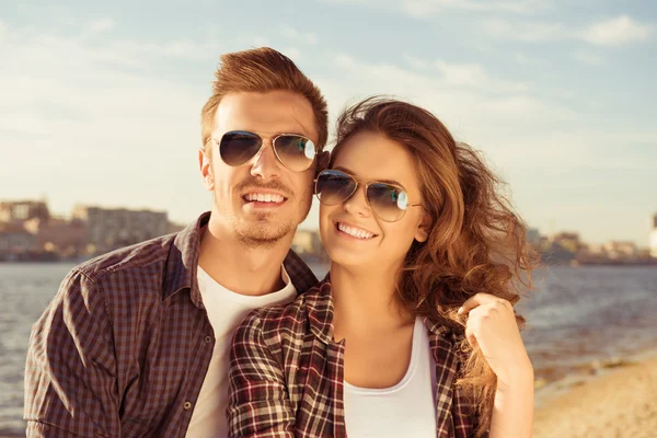 Close-up photo of smiling happy couple in love — 图库照片