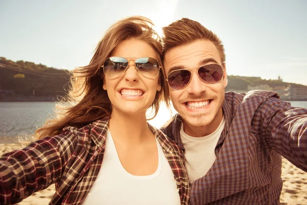 Dos amantes haciendo selfie divertido — Foto de Stock