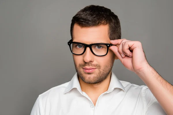 Homem inteligente tocando seus óculos — Fotografia de Stock