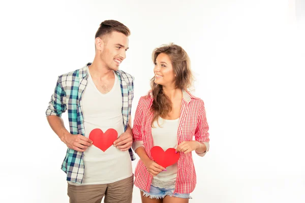 Pareja feliz enamorada sosteniendo dos corazones de papel —  Fotos de Stock