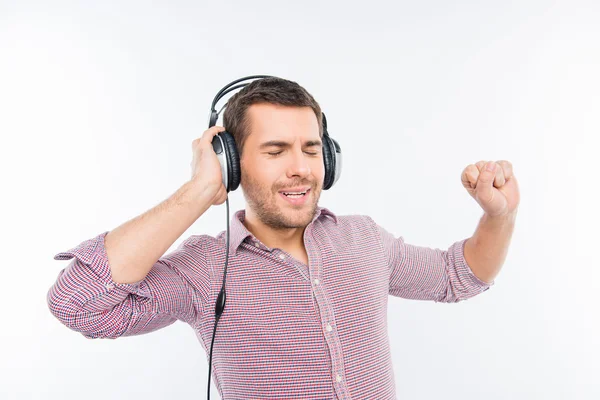 Hombre alegre en auriculares escuchando música — Foto de Stock
